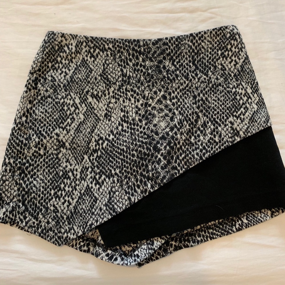 Black and white snake pattern Skort